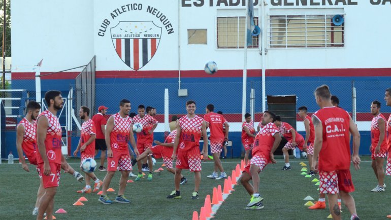 El Rojo Neuquino recibe a Ferro en el debut de la Copa