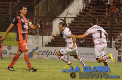 Douglas volvió a ganar y se metió en el cuadro principal de la Copa