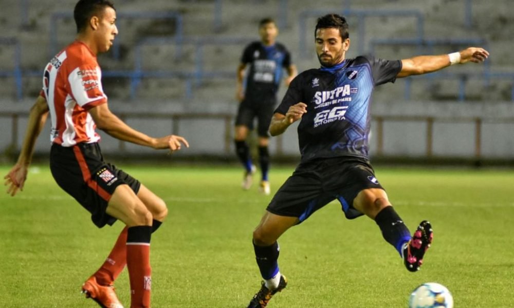 Alvarado clasificó con un gol de su último refuerzo