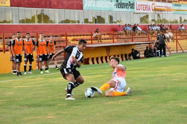 Hizo negocio: For Ever aguantó el empate para clasificar segundo