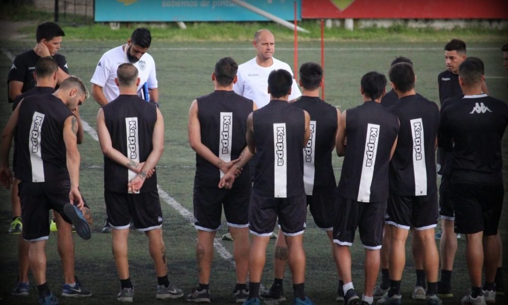Botella define a los once para recibir al Roca