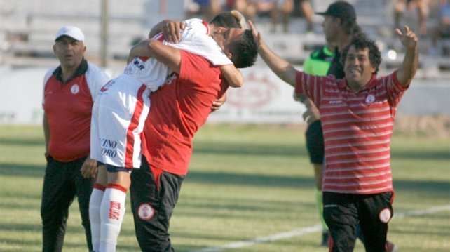 Huracán goleó a San Lorenzo de Alem y sigue prendido arriba