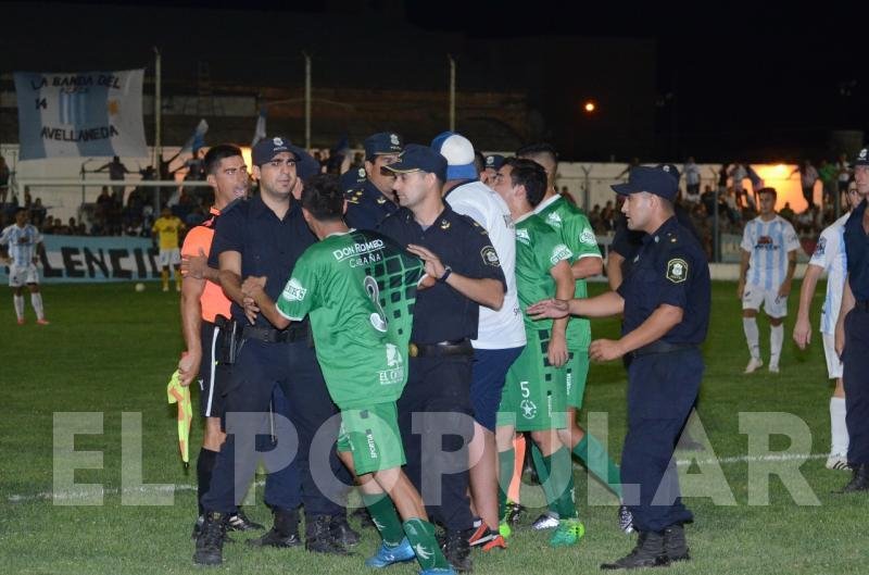 Ferro sigue, pero la violencia dejó otra noche triste
