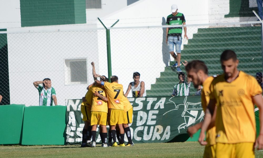 Estudiantes perdió con Flandria y quedó muy complicado con el descenso