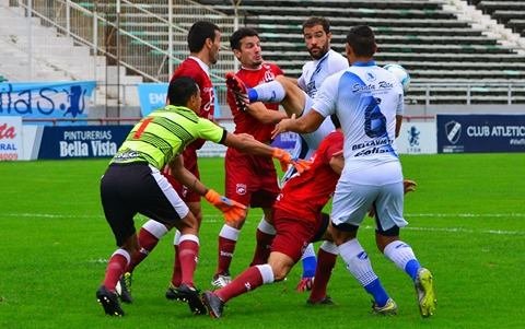A Alvarado le faltó el gol y la serie quedó abierta