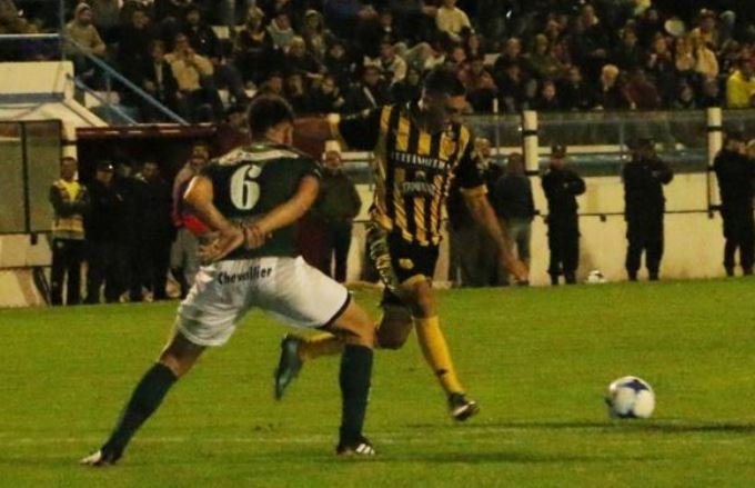Santamarina desató el festejo en el descuento