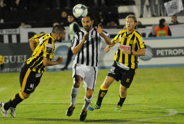 Gimnasia dio vuelta la serie ante Deportivo Madryn y se clasificó a la semifinal