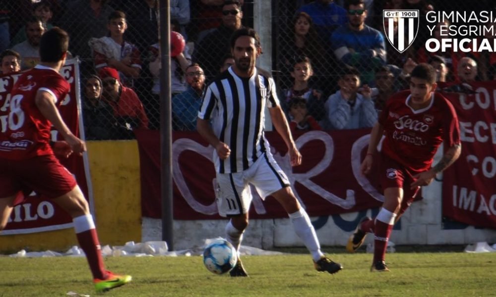 Defensores y Gimnasia no pudieron quebrar el cero en la primera final