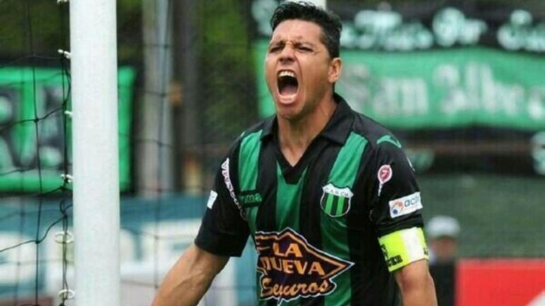 ¡Viejos son los trapos! Gomito Gómez renovó y jugará una temporada más en Nueva Chicago