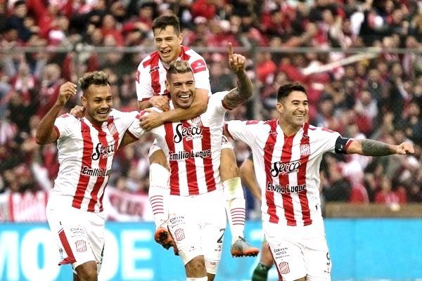 Los festejos del Santo tucumano, tras su cuarto ascenso a Primera