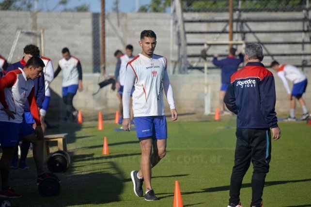 Lazaneo rescindió con Atlético Paraná y volvió a Guatemala
