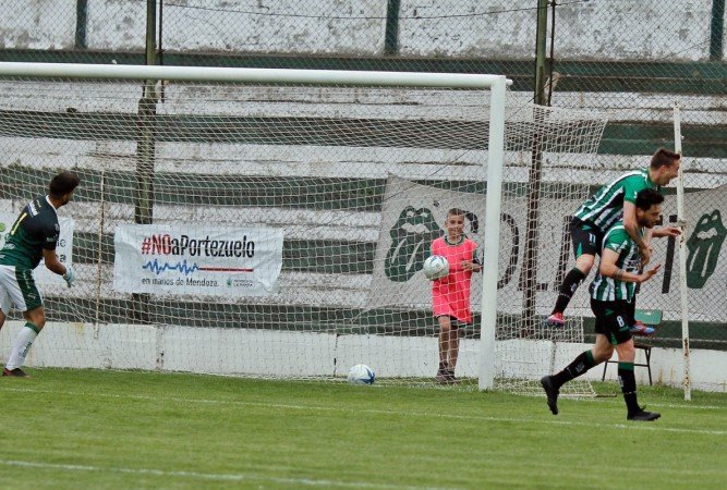 Ferro no levanta y Villa Mitre disfruta la punta