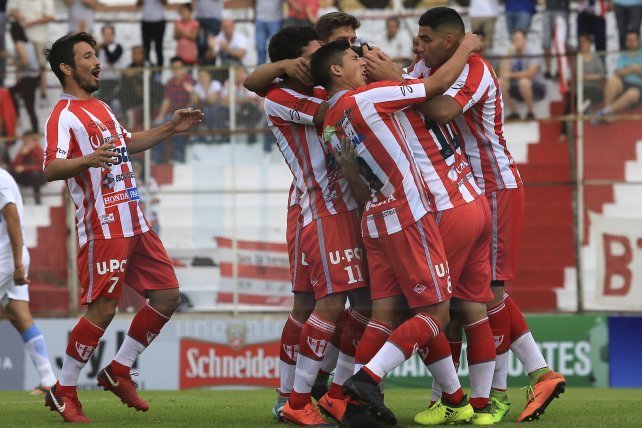 Atlético Paraná logró su primer triunfo y bajó a Gimnasia