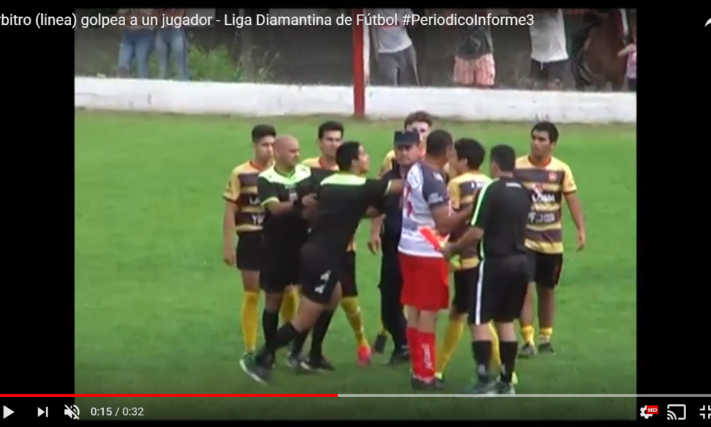 Juez de linea enloqueció y golpeó a un jugador
