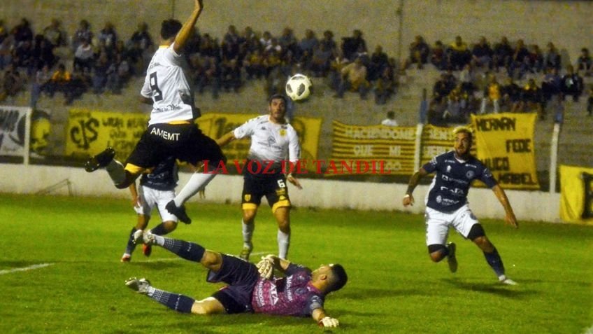 Con un jugador más en cancha, Santamarina sólo empató con Independiente Rivadavia