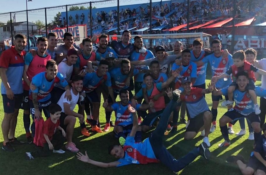 Arsenal vapuleó a Quilmes y sigue en carrera