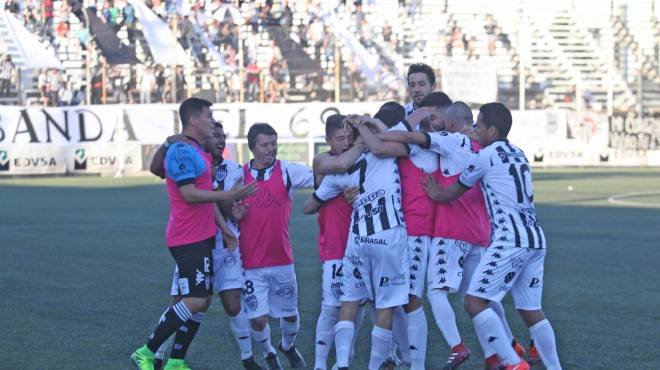 Cipolletti goleó a Deportivo Madryn y salió del fondo