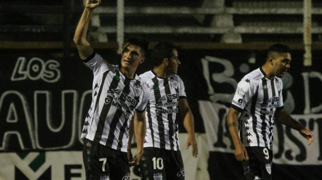 Cipolletti goleó a Sol de Mayo y sube en la tabla