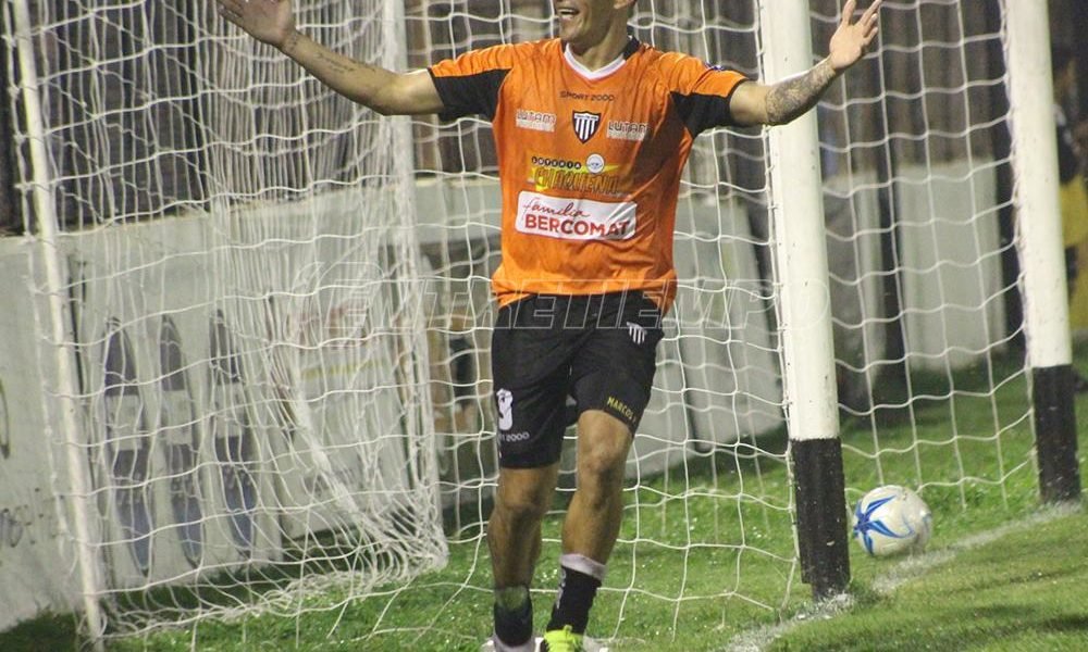 Adentro: For Ever goleó a Zapla y clasificó