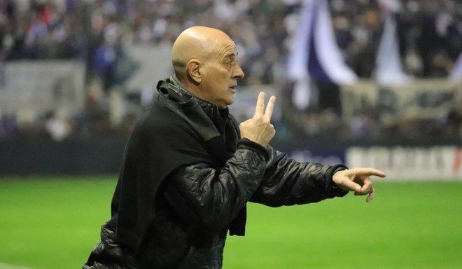Echaron a Fuentes tras amenazar a un periodista