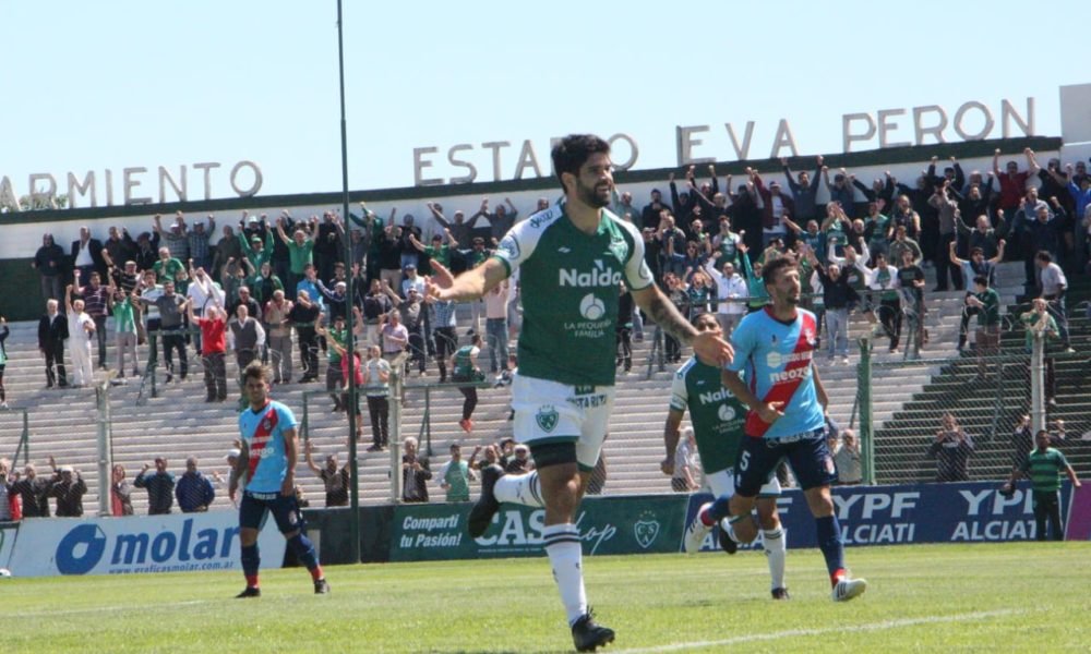 Sarmiento derrotó a Arsenal por 2-0 y se mantiene como único líder