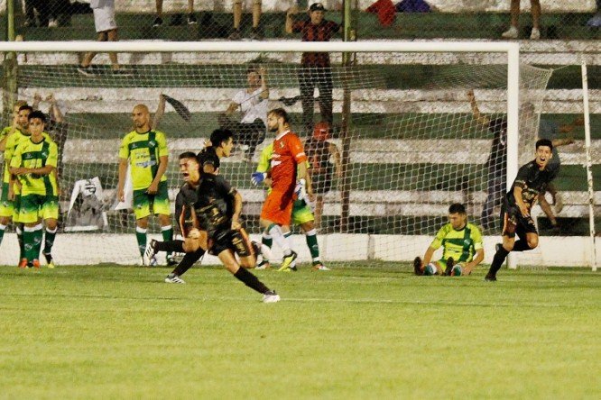 Ferro volvió a caer con Douglas y quedó afuera