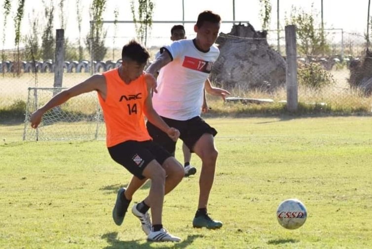 Julio Román dejó de ser el DT de Sansinena