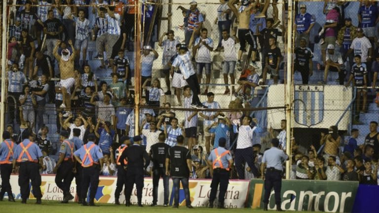 Incidentes entre la policía y la hinchada de Racing de Córdoba