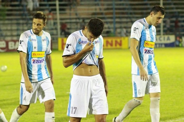 Juventud igualó con Douglas y dejó pasar una buena chance
