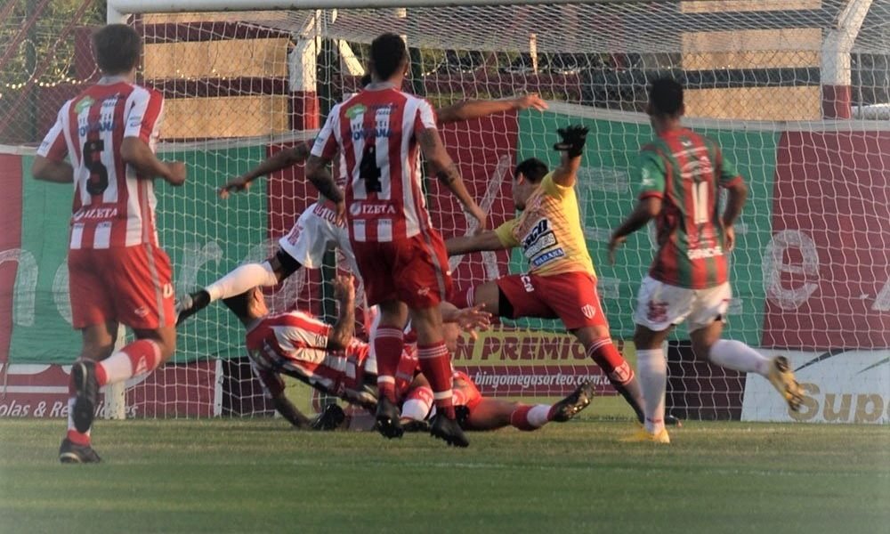 Sportivo Las Parejas goleó a Atlético Paraná, que se complica con el descenso