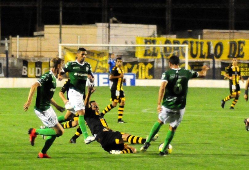 Santamarina reaccionó y derrotó a Ferro