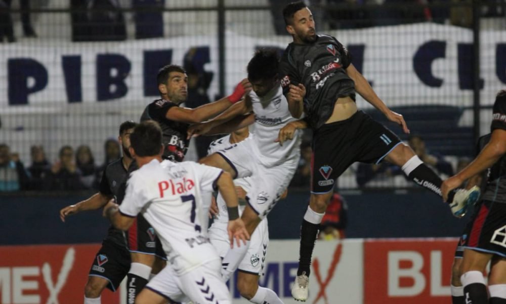 Brown de Adrogué se llevó un punto de oro de Quilmes