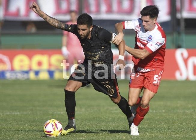 Douglas no sostuvo la diferencia y perdió con Argentinos
