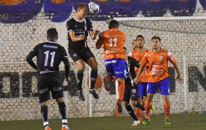 Deportivo Roca empató con Ferro y complicó su futuro