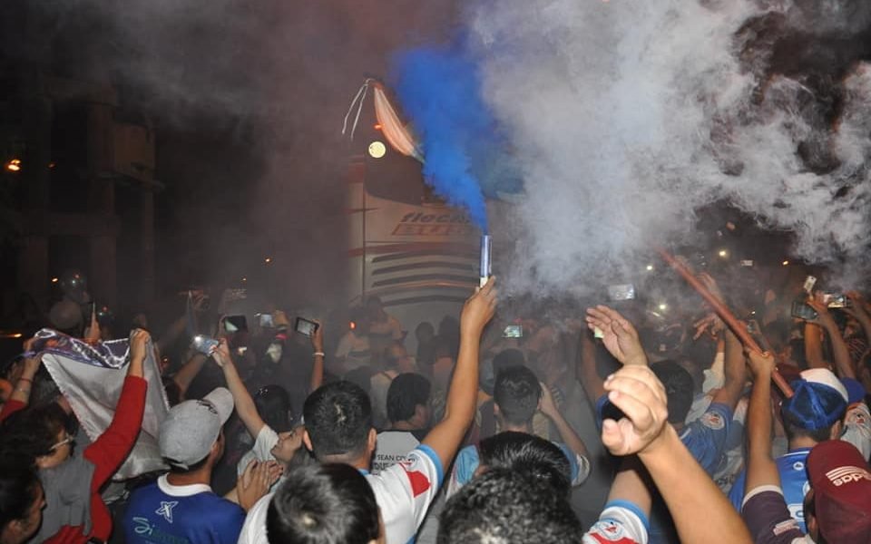 El Lobo tiene banca: los hinchas hicieron un banderazo para apoyar al equipo