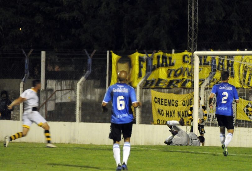 Santamarina consiguió tres puntos vitales en su lucha por no descender