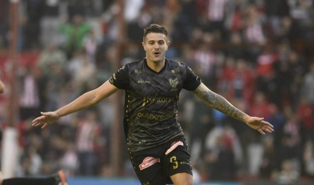 Triplete de Vegetti para la goleada de Instituto