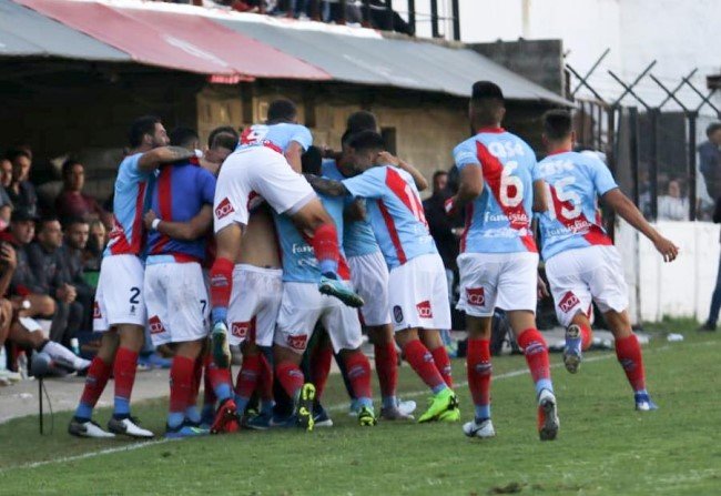 Arsenal ganó sobre el final y se metió en la definición con Sarmiento