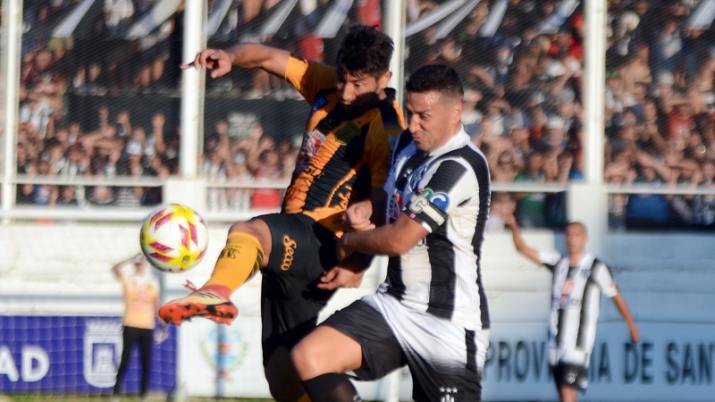 En un clásico histórico, Central Córdoba y Mitre no se sacaron ventajas