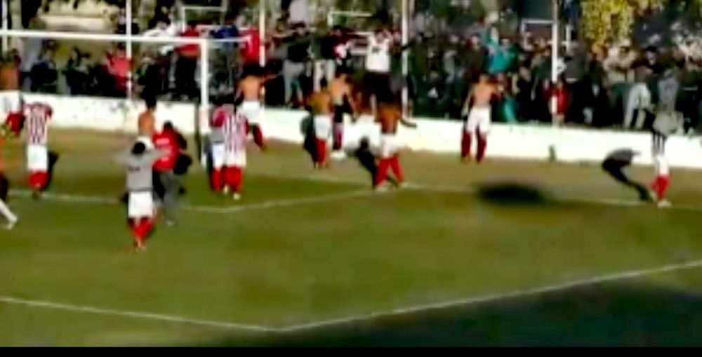 El Chacarero se retiró del campo de juego, en reclamo a fallos arbitrales, y Peñarol accedió a la final