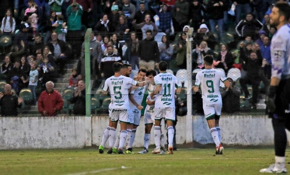 Sarmiento vapuleó a Independiente Rivadavia y es finalista del Reducido