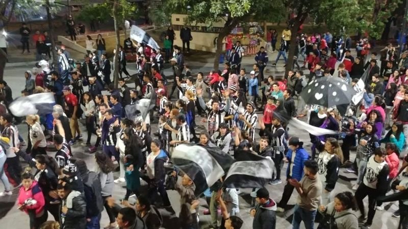 Las calles santiagueñas se tiñeron de blanco y negro