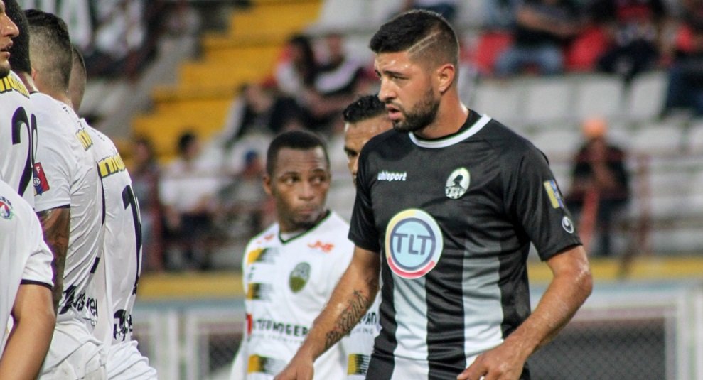 Villa Mitre se refuerza con un delantero de lujo