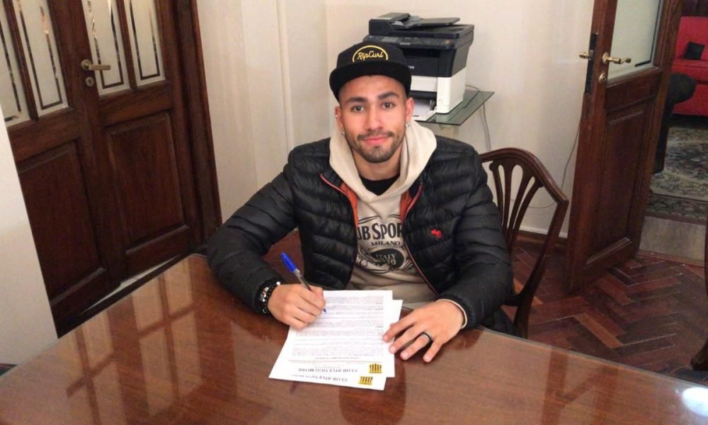 Escobares estampó la firma en Mitre