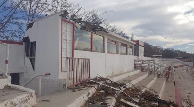 Destrozos en canchas mendocinas por el Zonda