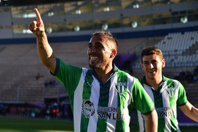 Estudiantes de San Luis y Villa Mitre, en pardas en el debut