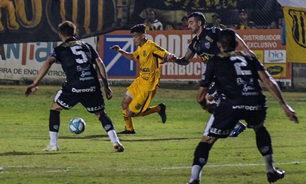 Opaco debut de Mitre
