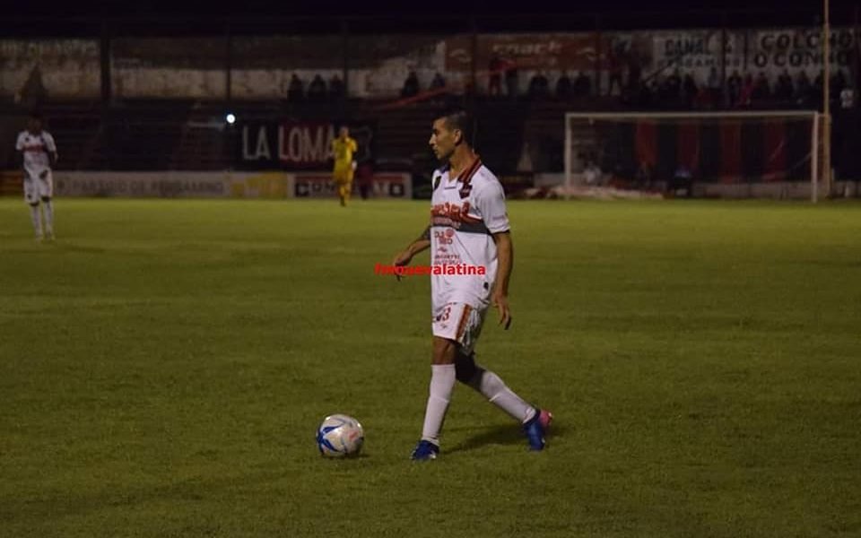 Damián Senegalles, jugador de Douglas, detenido por tenencia de armas y drogas