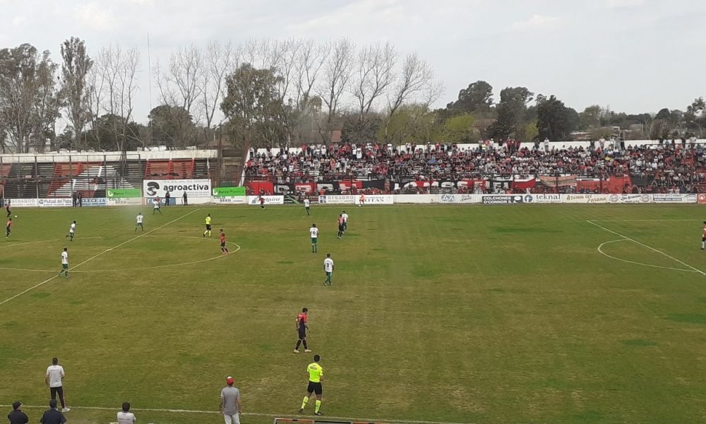 Unión de Sunchales empató con Douglas y sigue arriba