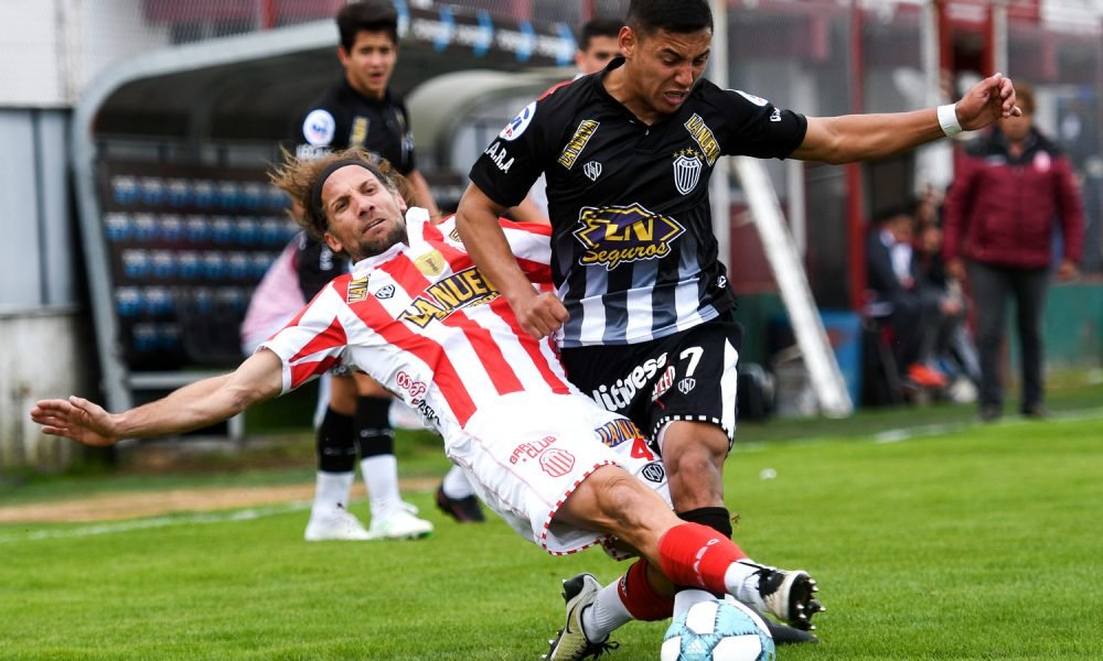 Estudiantes se quedó con un partidazo y lidera la Zona 1